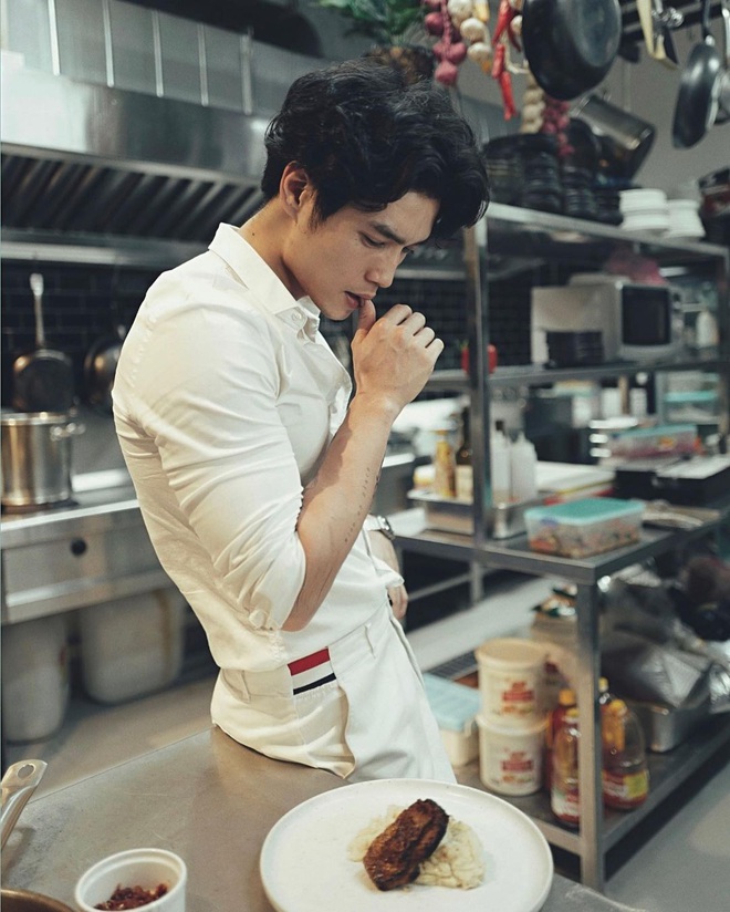 Ng&ocirc; Thanh V&acirc;n được Huy Trần chăm bẵm từng li từng t&iacute;, hạnh ph&uacute;c qu&aacute; n&ecirc;n khoe lu&ocirc;n ảnh nền điện thoại đang kho&aacute; m&ocirc;i cực ngọt đ&acirc;y n&agrave;y! - Ảnh 4.