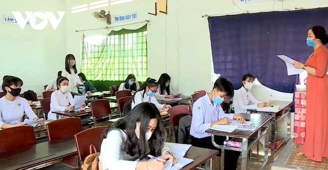 Giáo viên ở Lào Cai đến tận nhà học sinh phát đề, giám sát làm bài thi - Ảnh 6.