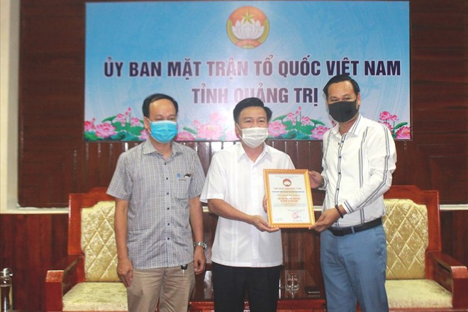 Sau ồn ào “ngâm” 13,7 tỷ, phía Hoài Linh bắt đầu loạt hoạt động giải ngân: Mới 4 ngày đã đến 4 địa phương, trao 4,57 tỷ đồng cho bà con vùng lũ - Ảnh 2.