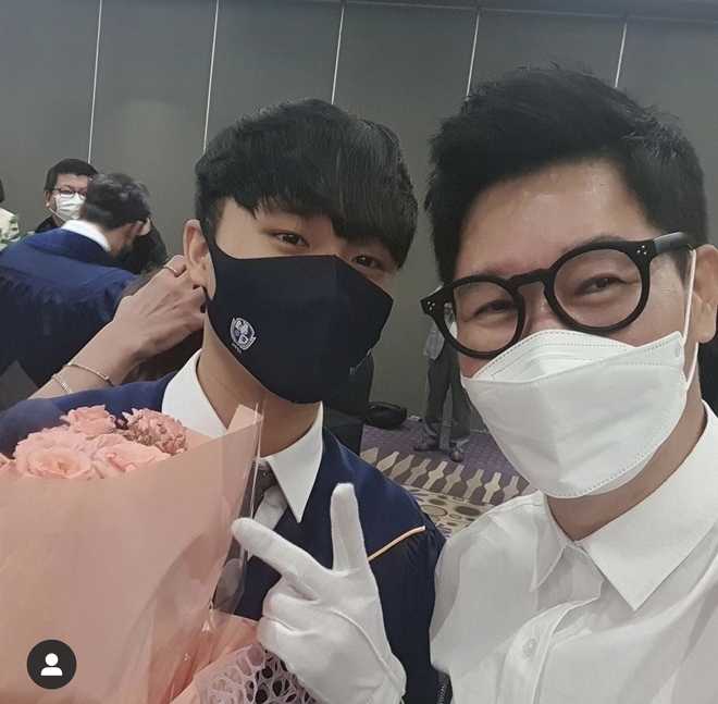 Qu&yacute; tử nh&agrave; Ji Suk Jin (Running Man) dậy th&igrave; qu&aacute; th&agrave;nh c&ocirc;ng, soi ảnh tốt nghiệp cấp 3 l&agrave; r&otilde;! - Ảnh 8.