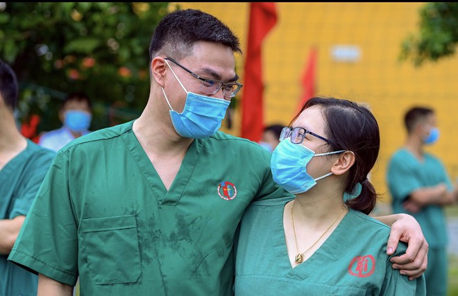 Trăng mật trong t&acirc;m dịch của vợ chồng b&aacute;c sĩ trẻ ở Quảng Ninh - Ảnh 1.
