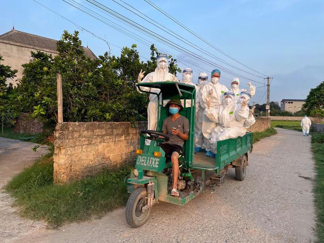 Trăng mật trong t&acirc;m dịch của vợ chồng b&aacute;c sĩ trẻ ở Quảng Ninh - Ảnh 2.