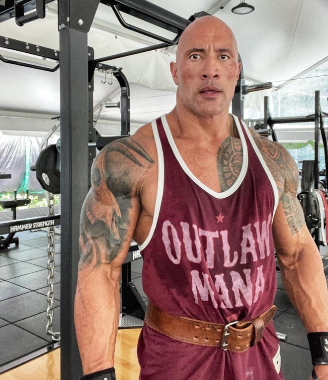 The Rock caused a fever when he showed off his body at the age of 49, attention focused on his thighs covered in electrical wires - Photo 1.