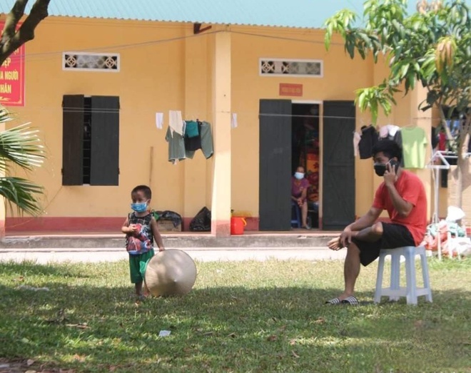 Tết Thiếu nhi đặc biệt của em bé dũng cảm nhất tâm dịch: Ngoan ngoãn vui chơi nhưng khoảnh khắc nhận quà lại khiến ai nấy đau lòng - Ảnh 3.