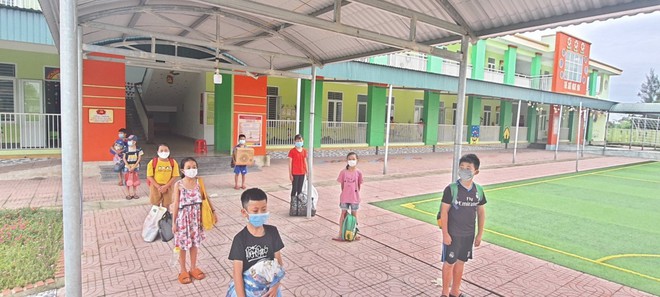 Sẽ mang s&aacute;ch v&agrave;o ph&ograve;ng c&aacute;ch ly cho 30 học sinh tiểu học - Ảnh 1.