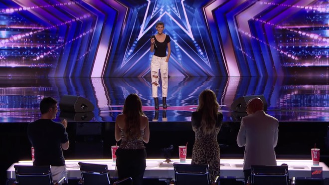 Cô nàng mắc ung thư khiến giám khảo Americas Got Talent trào nước mắt, trao ngay nút vàng! - Ảnh 2.