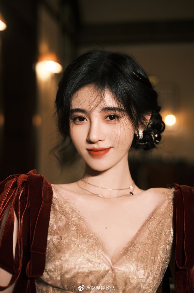Dàn sao đổ bộ lễ trao giải Bạch Ngọc Lan: Cúc Tịnh Y đẹp như tiên tử, đè bẹp Nghê Ni - Quan Hiểu Đồng khoe vòng 1 hết cỡ - Ảnh 9. Dàn sao đổ bộ lễ trao giải Bạch Ngọc Lan: Cúc Tịnh Y đẹp như tiên tử, đè bẹp Nghê Ni - Quan Hiểu Đồng khoe vòng 1 hết cỡ - Ảnh 9.
