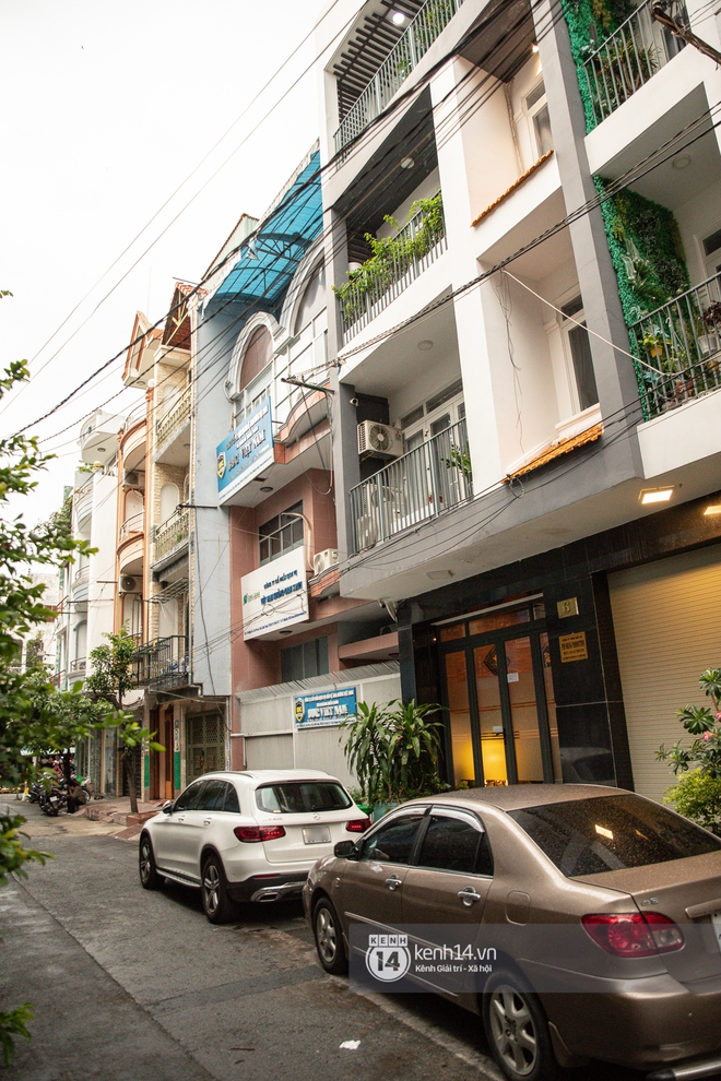 Về nhà Phi Nhung giữa loạt drama: 4 tầng lầu và chiếc Mẹc to đùng đậu ngay cửa, hàng xóm xôn xao ủa Hồ Văn Cường có bị nhốt đâu ta? - Ảnh 4. Về nhà Phi Nhung giữa loạt drama: 4 tầng lầu và chiếc Mẹc to đùng đậu ngay cửa, hàng xóm xôn xao ủa Hồ Văn Cường có bị nhốt đâu ta? - Ảnh 4.