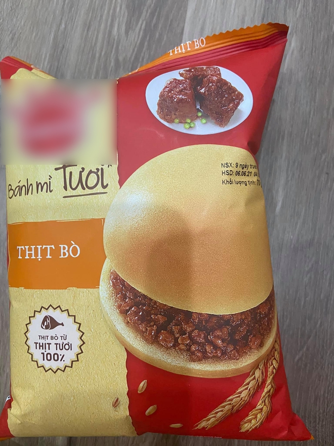 Cô gái mua bánh mì tươi nhưng khi mở ra thì lại chằm Zn vì phần nhân thịt: Thế này thì làm sao dám ăn đây? - Ảnh 1.