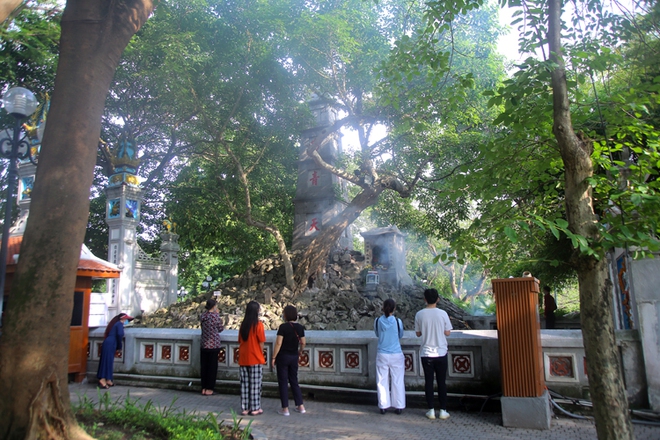 Thí sinh, phụ huynh vái vọng cầu may trước kỳ thi tuyển sinh vào lớp 10 - Ảnh 9.