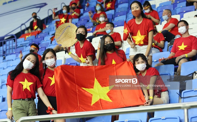 Nhan sắc trên khán đài: Việt Nam 1-0 Malaysia - Ảnh 2.