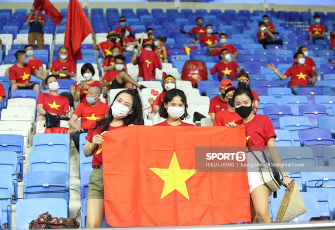 Nhan sắc trên khán đài: Việt Nam 1-0 Malaysia - Ảnh 3.