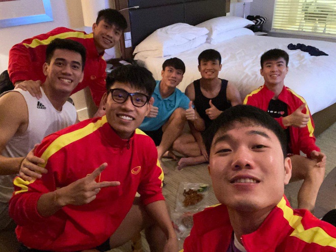 Phát hiện cuộc tụ tập của 7 anh chàng đội tuyển Việt Nam tại Dubai: Nhìn món ăn mang theo, ai cũng đòi ship thêm đồ cho đỡ lẻ loi - Ảnh 1.