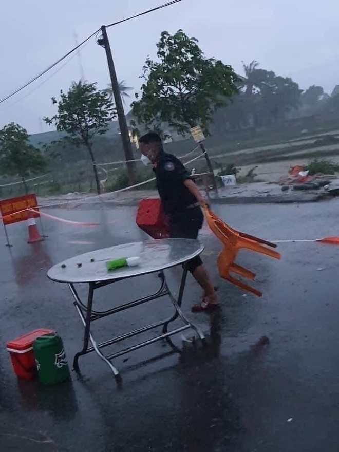 Xót xa hình ảnh chiến sĩ công an dầm mưa tại chốt phòng dịch Covid-19: Những bữa cơm ăn vội, mưa xối trên đầu và nước ngập dưới chân - Ảnh 5. Xót xa hình ảnh chiến sĩ công an dầm mưa tại chốt phòng dịch Covid-19: Những bữa cơm ăn vội, mưa xối trên đầu và nước ngập dưới chân - Ảnh 5.