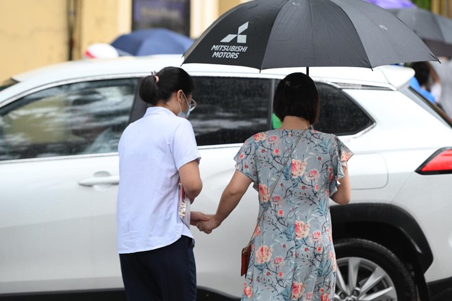 Rich kid Hà Nội được &quot;hộ tống&quot; trên xe bạc tỷ đi thi vào lớp 10 - Ảnh 6.