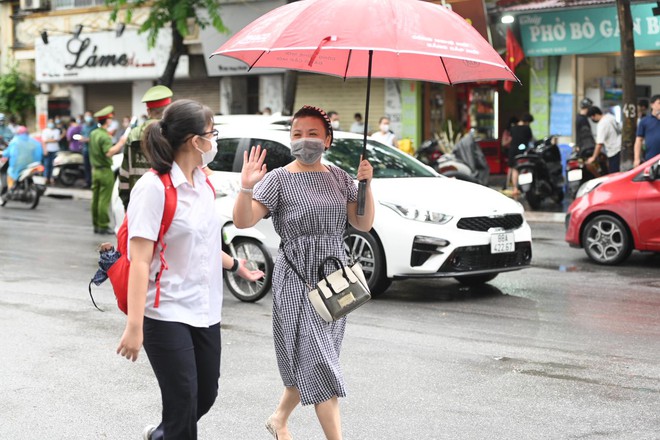 Rich kid Hà Nội được &quot;hộ tống&quot; trên xe bạc tỷ đi thi vào lớp 10 - Ảnh 6.