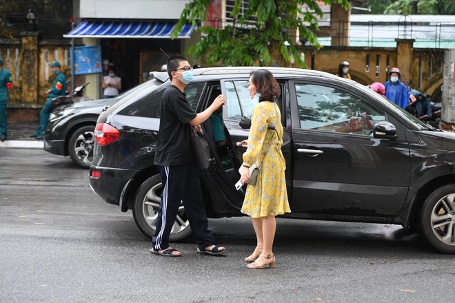 Rich kid Hà Nội được &quot;hộ tống&quot; trên xe bạc tỷ đi thi vào lớp 10 - Ảnh 6.