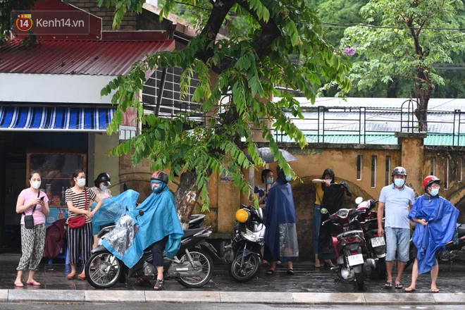Hình ảnh phụ huynh đội mưa đưa con đi thi: Cứ đến cổng trường những ngày này sẽ hiểu lòng cha mẹ! - Ảnh 1. Hình ảnh phụ huynh đội mưa đưa con đi thi: Cứ đến cổng trường những ngày này sẽ hiểu lòng cha mẹ! - Ảnh 1.