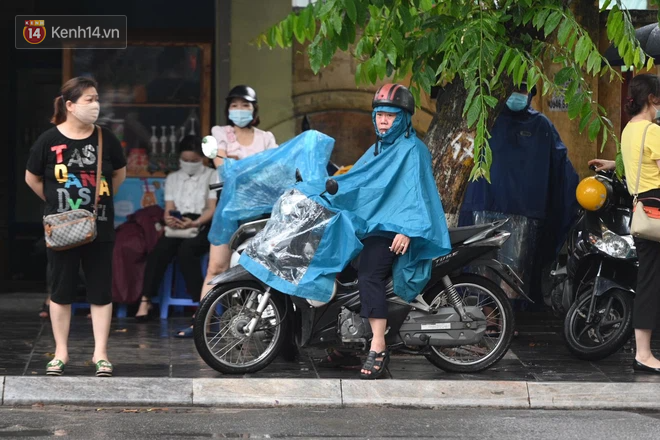 Hình ảnh phụ huynh đội mưa đưa con đi thi: Cứ đến cổng trường những ngày này sẽ hiểu lòng cha mẹ! - Ảnh 4. Hình ảnh phụ huynh đội mưa đưa con đi thi: Cứ đến cổng trường những ngày này sẽ hiểu lòng cha mẹ! - Ảnh 4.