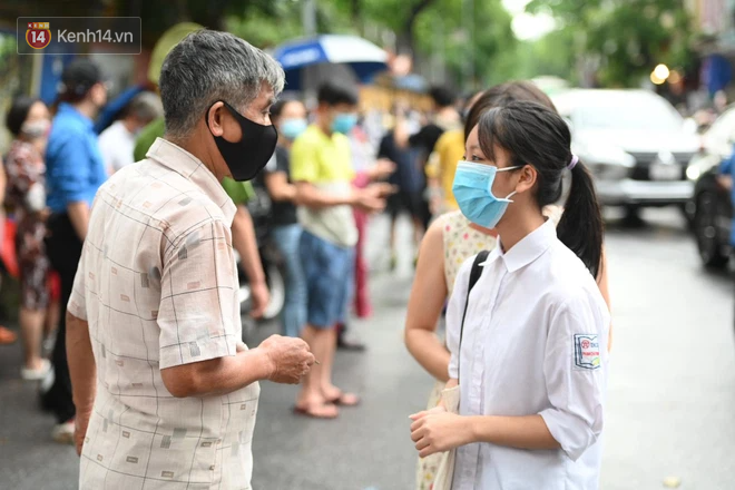 Hình ảnh phụ huynh đội mưa đưa con đi thi: Cứ đến cổng trường những ngày này sẽ hiểu lòng cha mẹ! - Ảnh 5. Hình ảnh phụ huynh đội mưa đưa con đi thi: Cứ đến cổng trường những ngày này sẽ hiểu lòng cha mẹ! - Ảnh 5.