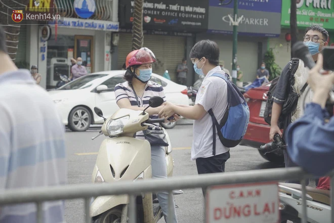 Hình ảnh phụ huynh đội mưa đưa con đi thi: Cứ đến cổng trường những ngày này sẽ hiểu lòng cha mẹ! - Ảnh 6. Hình ảnh phụ huynh đội mưa đưa con đi thi: Cứ đến cổng trường những ngày này sẽ hiểu lòng cha mẹ! - Ảnh 6.
