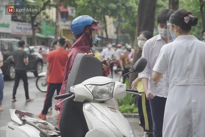 Hình ảnh phụ huynh đội mưa đưa con đi thi: Cứ đến cổng trường những ngày này sẽ hiểu lòng cha mẹ! - Ảnh 9. Hình ảnh phụ huynh đội mưa đưa con đi thi: Cứ đến cổng trường những ngày này sẽ hiểu lòng cha mẹ! - Ảnh 9.