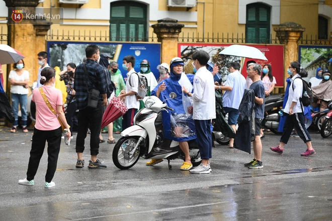 Hình ảnh phụ huynh đội mưa đưa con đi thi: Cứ đến cổng trường những ngày này sẽ hiểu lòng cha mẹ! - Ảnh 14. Hình ảnh phụ huynh đội mưa đưa con đi thi: Cứ đến cổng trường những ngày này sẽ hiểu lòng cha mẹ! - Ảnh 14.