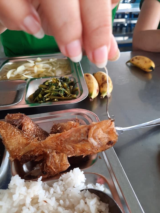 Đi ăn cơm hàng, cô nàng rùng mình khi tìm thấy lưỡi câu từ miệng con cá, dân mạng lại chỉ ra 1 điểm đáng “lạc quan” - Ảnh 1. Đi ăn cơm hàng, cô nàng rùng mình khi tìm thấy lưỡi câu từ miệng con cá, dân mạng lại chỉ ra 1 điểm đáng “lạc quan” - Ảnh 1.