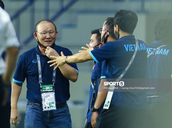 Đêm mất ngủ với fan bóng đá Việt: Vừa hóng tuyển Việt Nam vs UAE, vừa ngóng Ronaldo quẩy tung nóc Euro 2020 - Ảnh 2.