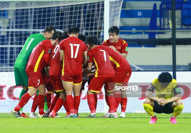 Biểu cảm hài hước của HLV Park Hang-seo khi tuyển Việt Nam bị thủng lưới - Ảnh 13.