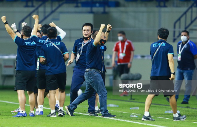 Biểu cảm hài hước của HLV Park Hang-seo khi tuyển Việt Nam bị thủng lưới - Ảnh 8.