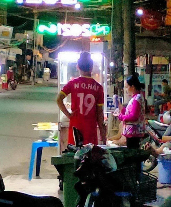 Phát hiện Quang Hải vẫn kịp đi mua xôi trước trận gặp Malaysia tối qua, sự thật còn “ngã ngửa” hơn - Ảnh 1. Phát hiện Quang Hải vẫn kịp đi mua xôi trước trận gặp Malaysia tối qua, sự thật còn “ngã ngửa” hơn - Ảnh 1.