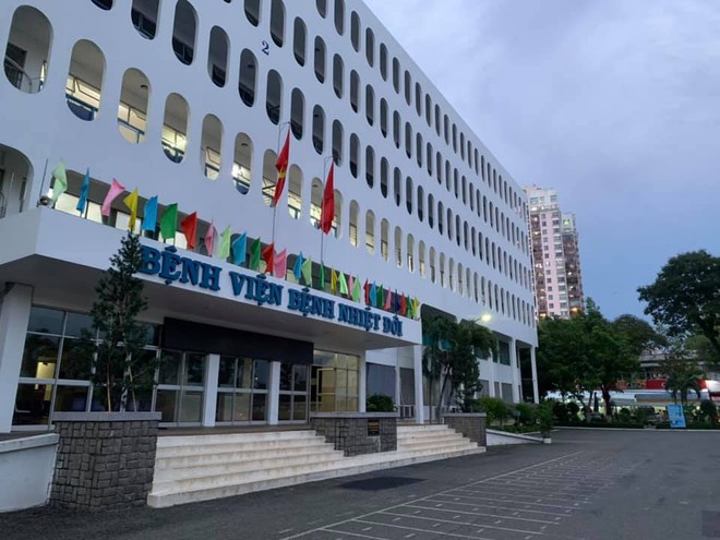 53 nhân viên BV Bệnh Nhiệt đới TP.HCM dương tính SARS-CoV-2, 52 người trong đó đã được tiêm vaccine đủ 2 liều - Ảnh 1. 53 nhân viên BV Bệnh Nhiệt đới TP.HCM dương tính SARS-CoV-2, 52 người trong đó đã được tiêm vaccine đủ 2 liều - Ảnh 1.