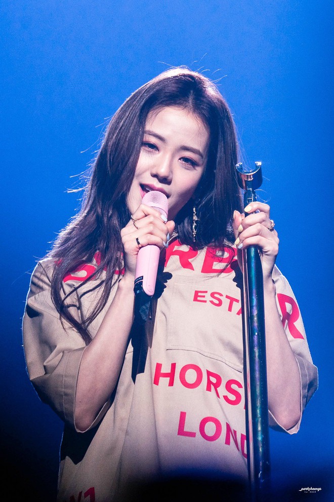 Jisoo: Với giọng hát cuốn hút và nét đẹp tinh tế, Jisoo là một trong những nữ ca sĩ hàng đầu của Kpop. Hãy xem hình ảnh của cô ấy và đắm chìm trong nét đẹp tự nhiên, phong cách thời trang độc đáo, cùng sự chân thật của một nghệ sĩ đích thực.