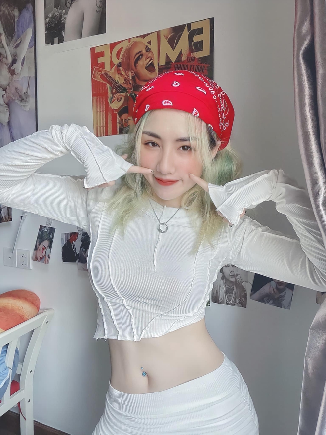 Du Uyên đăng video khẳng định chưa từng qua dao kéo, netizen lại soi được chi tiết “cải thiện” rõ rệt - Ảnh 6. Du Uyên đăng video khẳng định chưa từng qua dao kéo, netizen lại soi được chi tiết “cải thiện” rõ rệt - Ảnh 6.