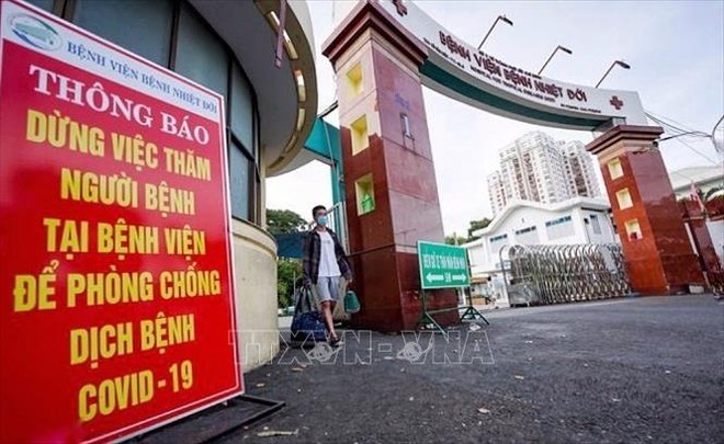 Tấm khi&ecirc;n vaccine nh&igrave;n từ chuyện nh&acirc;n vi&ecirc;n y tế dương t&iacute;nh với SARS-CoV-2 - Ảnh 1.