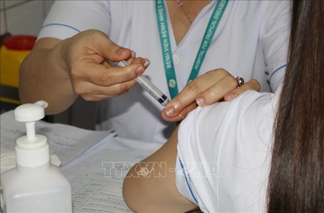 Tấm khiên vaccine nhìn từ chuyện nhân viên y tế dương tính với SARS-CoV-2 - Ảnh 2.