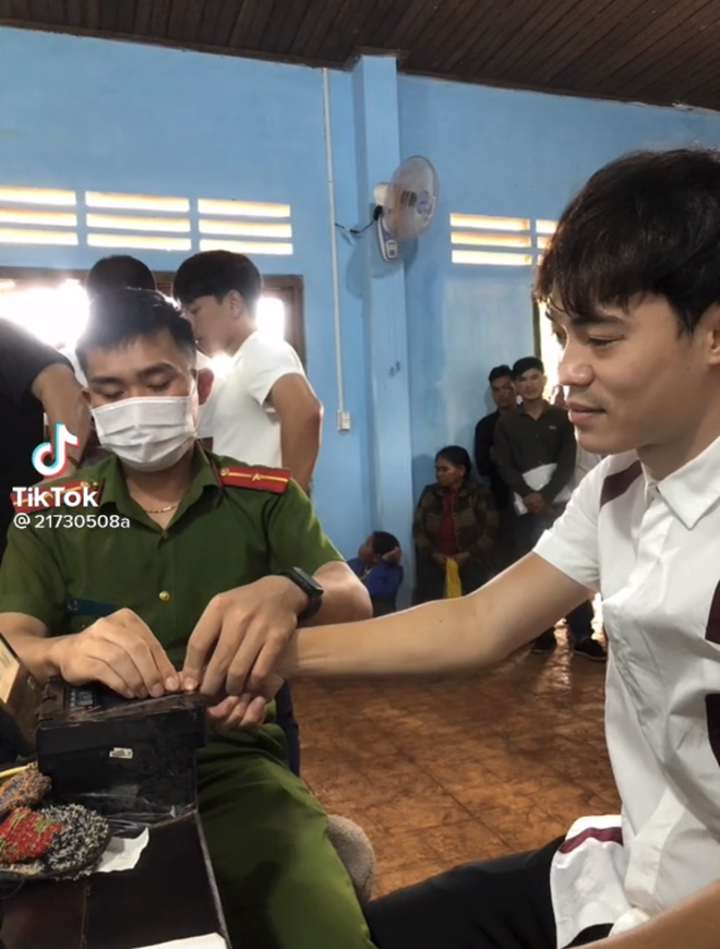 Khoảnh khắc: Công Phượng cùng đồng đội đi làm căn cước công dân, riêng Xuân Trường mặt căng hơn cả lúc đá bóng - Ảnh 5. Khoảnh khắc: Công Phượng cùng đồng đội đi làm căn cước công dân, riêng Xuân Trường mặt căng hơn cả lúc đá bóng - Ảnh 5.