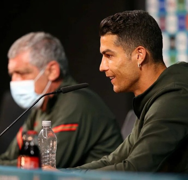 Ronaldo khiến nhà tài trợ giận run người: Gạt bỏ nước có ga trong buổi họp báo, khuyên mọi người uống nước lọc - Ảnh 1.