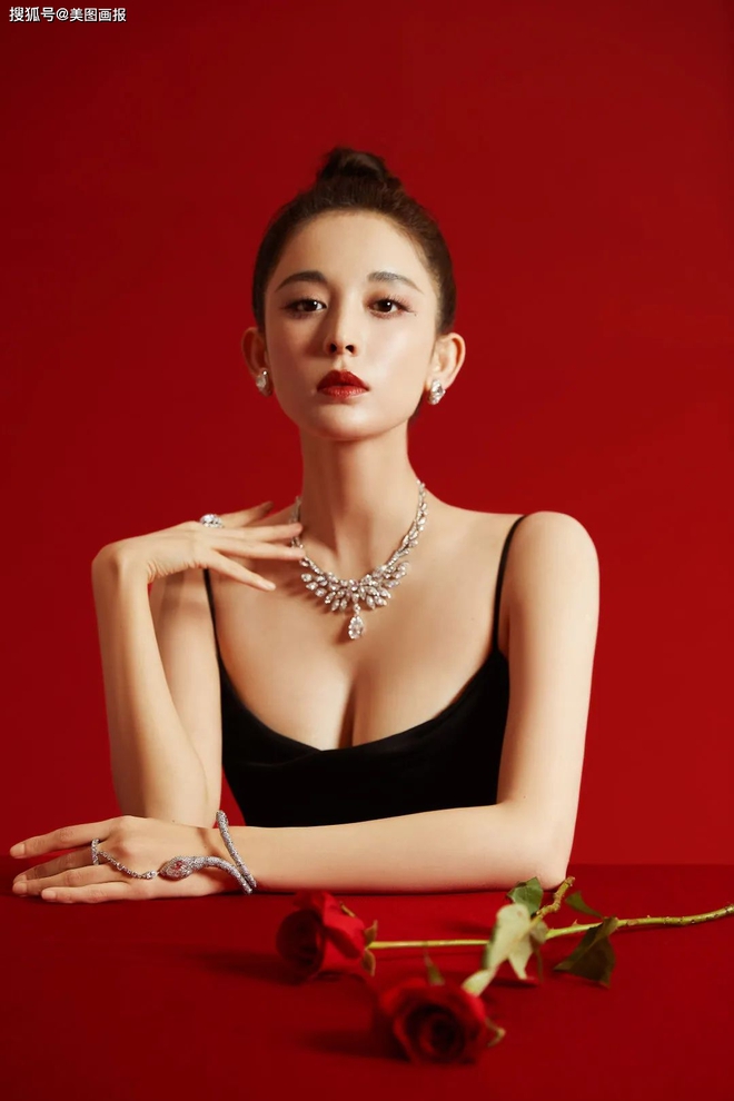 Ảnh dạo phố của 1 mỹ nhân Cbiz gây bão: Mặc kín mít nhưng body chữ S, vòng 1 khiến Cnet ngộp thở, tưởng ai lạ hóa ra quen - Ảnh 7. Ảnh dạo phố của 1 mỹ nhân Cbiz gây bão: Mặc kín mít nhưng body chữ S, vòng 1 khiến Cnet ngộp thở, tưởng ai lạ hóa ra quen - Ảnh 7.