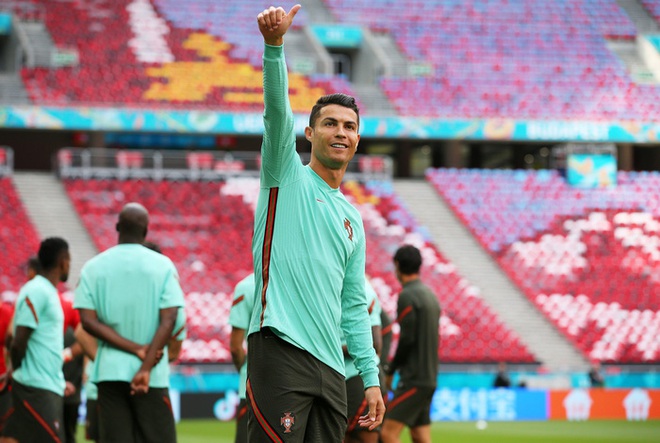 Còn chưa ra sân, Ronaldo đã phá kỷ lục vô tiền khoáng hậu của Euro - Ảnh 3.