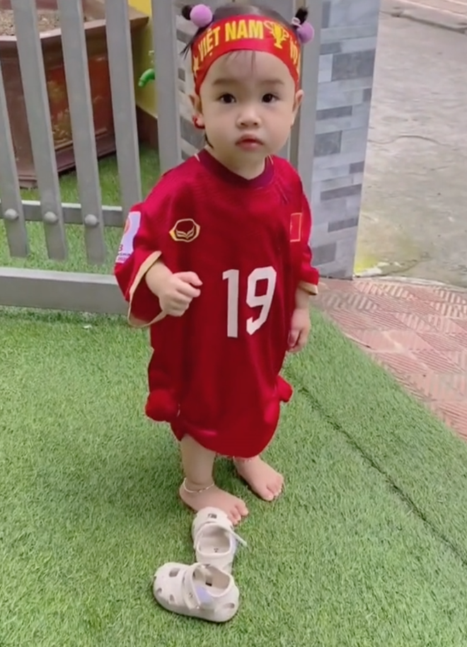Clip tiên tri triệu view của cháu gái Quang Hải: Mặc áo đá bóng của chú, đầu buộc băng rôn nhưng lại chọn... UAE chiến thắng - Ảnh 2.