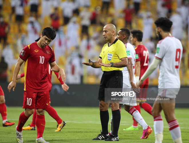 Trọng tài: Việt Nam xứng đáng được hưởng penalty vì cầu thủ UAE đã chặn ngã Công Phượng - Ảnh 1.