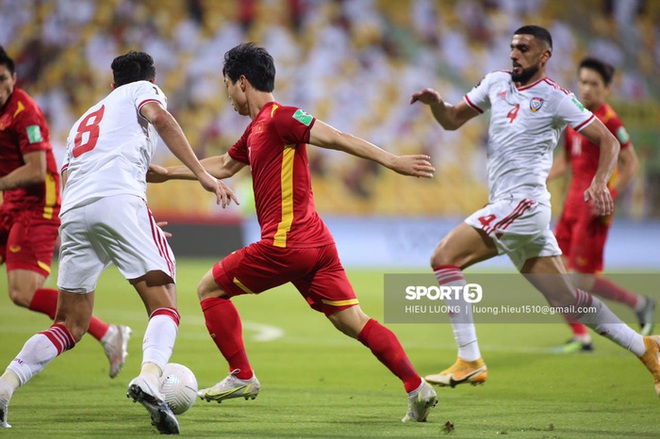 Trọng tài: Việt Nam xứng đáng được hưởng penalty vì cầu thủ UAE đã chặn ngã Công Phượng - Ảnh 2.