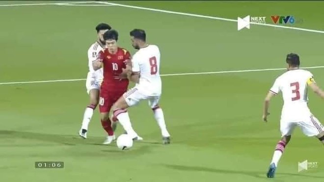 Xôn xao ảnh trọng tài cười tươi rói khi Công Phượng bị kẹp thịt ngã trong vòng cấm, thực hư ra sao? - Ảnh 1. Xôn xao ảnh trọng tài cười tươi rói khi Công Phượng bị kẹp thịt ngã trong vòng cấm, thực hư ra sao? - Ảnh 1.