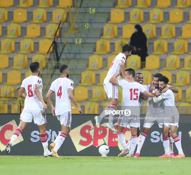 HLV Park Hang-seo và các học trò ăn mừng khi tuyển Việt Nam chính thức đi tiếp vào vòng loại 3 World Cup 2022 - Ảnh 5.