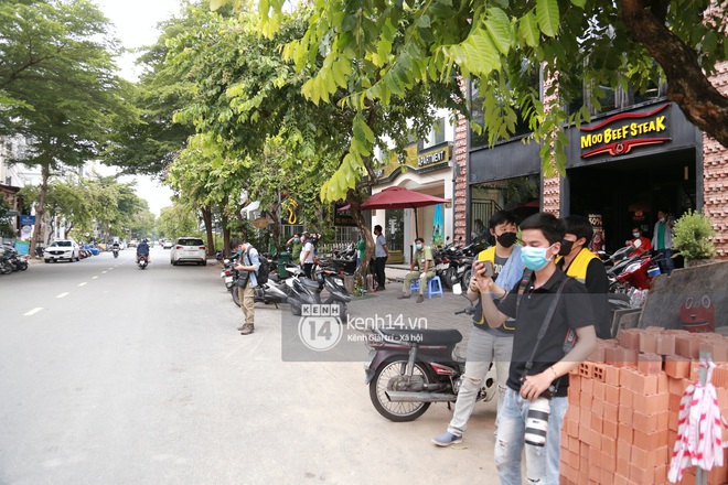Toàn cảnh đội tuyển Việt Nam về đến Sài Gòn: Thầy Park quá dễ thương, cầu thủ mlem hết cỡ còn hàng xóm bật mode “hóng” nhiệt tình - Ảnh 25. Toàn cảnh đội tuyển Việt Nam về đến Sài Gòn: Thầy Park quá dễ thương, cầu thủ mlem hết cỡ còn hàng xóm bật mode “hóng” nhiệt tình - Ảnh 25.