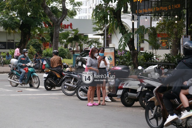 Toàn cảnh đội tuyển Việt Nam về đến Sài Gòn: Thầy Park quá dễ thương, cầu thủ mlem hết cỡ còn hàng xóm bật mode “hóng” nhiệt tình - Ảnh 29. Toàn cảnh đội tuyển Việt Nam về đến Sài Gòn: Thầy Park quá dễ thương, cầu thủ mlem hết cỡ còn hàng xóm bật mode “hóng” nhiệt tình - Ảnh 29.