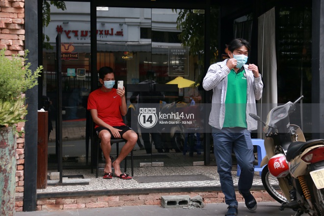Toàn cảnh đội tuyển Việt Nam về đến Sài Gòn: Thầy Park quá dễ thương, cầu thủ mlem hết cỡ còn hàng xóm bật mode “hóng” nhiệt tình - Ảnh 26. Toàn cảnh đội tuyển Việt Nam về đến Sài Gòn: Thầy Park quá dễ thương, cầu thủ mlem hết cỡ còn hàng xóm bật mode “hóng” nhiệt tình - Ảnh 26.