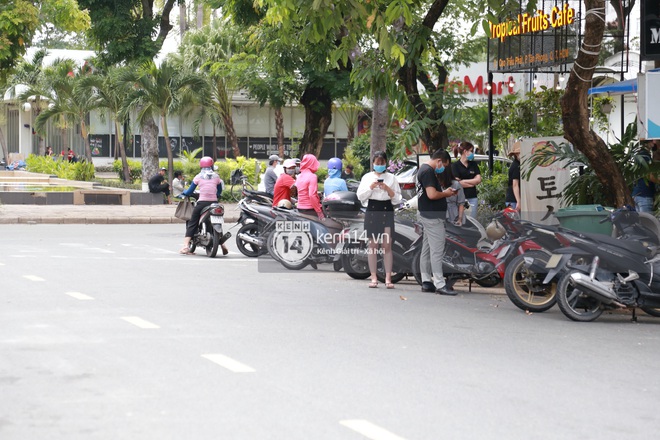 Toàn cảnh đội tuyển Việt Nam về đến Sài Gòn: Thầy Park quá dễ thương, cầu thủ mlem hết cỡ còn hàng xóm bật mode “hóng” nhiệt tình - Ảnh 27. Toàn cảnh đội tuyển Việt Nam về đến Sài Gòn: Thầy Park quá dễ thương, cầu thủ mlem hết cỡ còn hàng xóm bật mode “hóng” nhiệt tình - Ảnh 27.